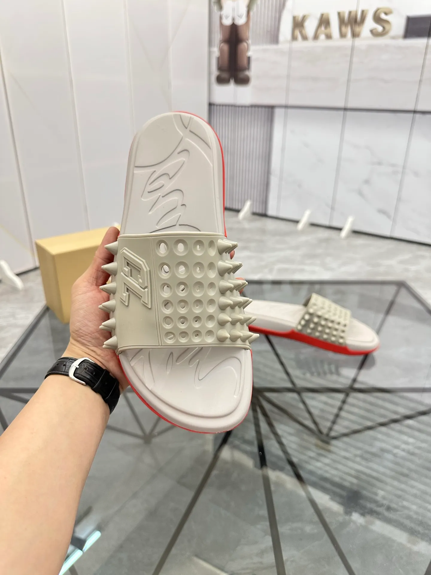 Men's shoes: 💰P300¥ Product trademark: CL red-soled shoes* "CL*" slippers Regular size: 38-44 (men's 45.46 can be customized) Product materials: imported cowhide upper, professional 5D craftsmanship, high-end rivets, sheepskin lining, original outsole. Number: 789